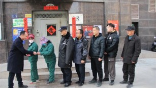 集团领导大年初一看望慰问坚守一线的工作人员